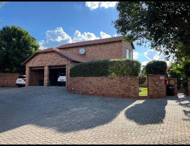 4 BEDROOM TOWNHOUSE FOR SALE IN SUNDOWNER